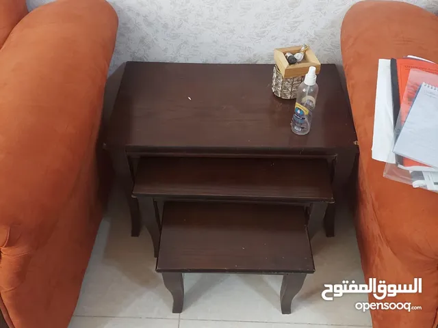 كنب ۆسجادة ۆطاولة وسطية داخلها طاولات صغيرة عدد 4 ۆ طاولات عدد 3 عدة احجام بسعر 150 دينار سعر نهائي