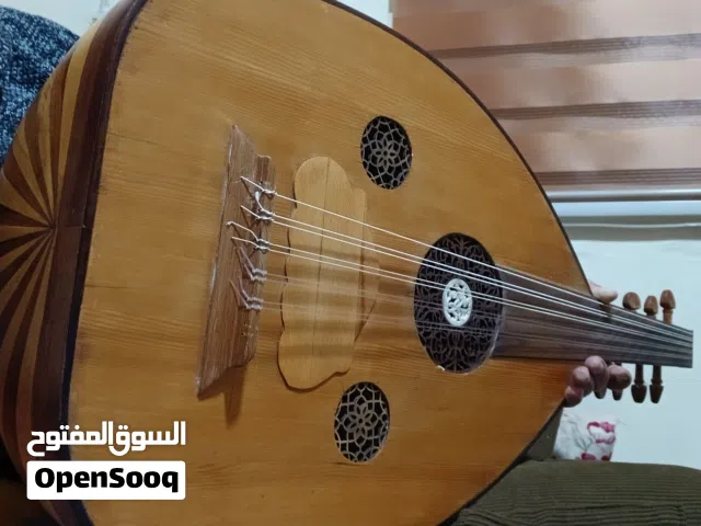 عود عراقي اصلي قديم جدا صوت طربي  ونقي من افضل انواع الخشب