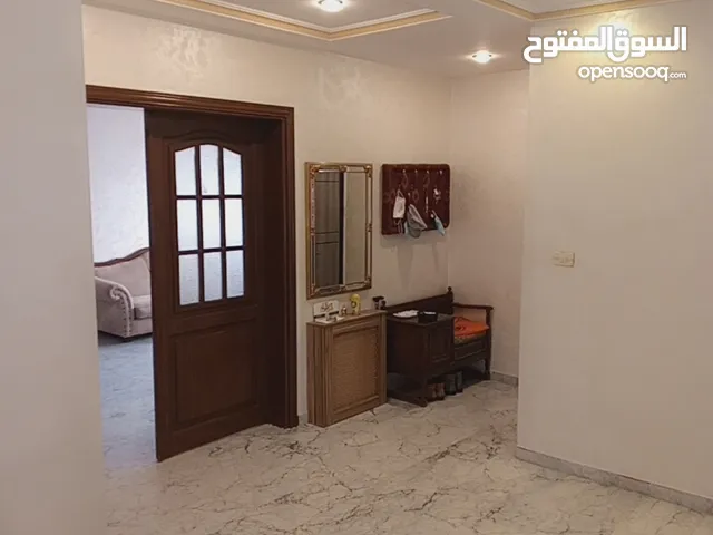 شقة طابقية ط1 عبدون 258 م  قرب السفارة السعودية  منطقة فلل