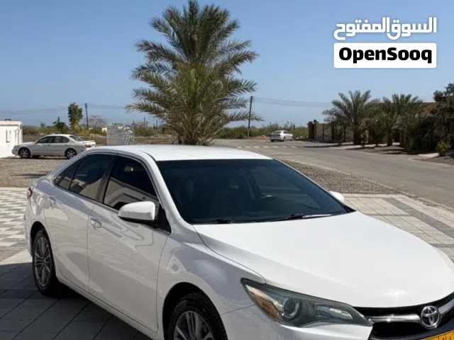 تويوتا كامري 2015 شيلها و انت متطمن السيارة ممتازة جدا وما فيها اي عيوب افحصها و توكل