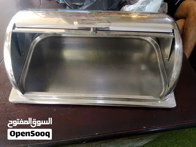 حافظة خبز ستانلس ستيل (Bread Box) أو صندوق حفظ الخبز.