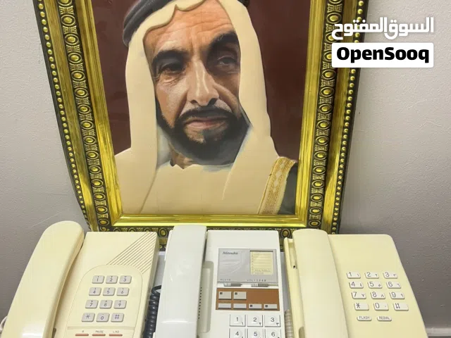 ثلاث تيلفونات قديمة