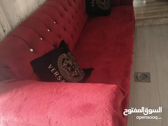 طقم كنب يتكون من ثلاتية عدد 2 وتوتائية عدد واحد طقم لف شبه جديد