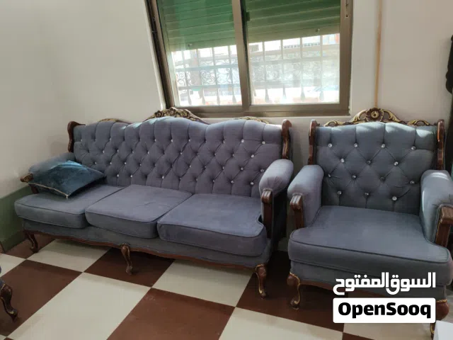 كنب بحالة ممتازة اسفنج دانلوب 6 مقاعد مع طاولاته وموكيته