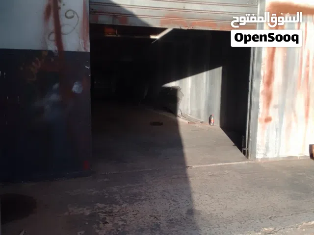 محل للجار طريق المطار بعد كوبير الفرسية على اليمين امام جامع الزيتونه