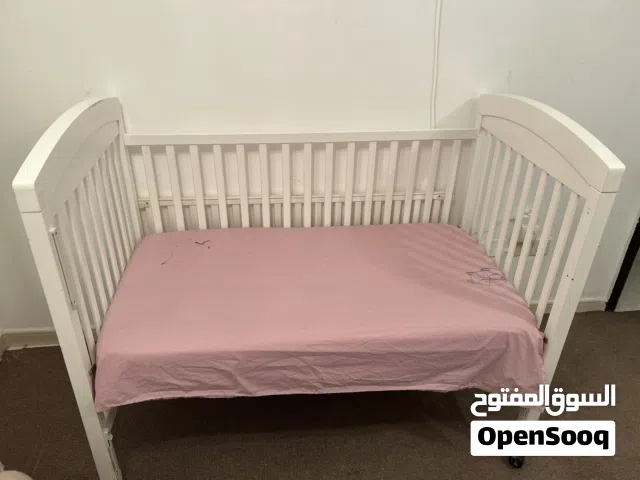 تخت اطفال  لون ابيض  جديد  استعمال بسيط