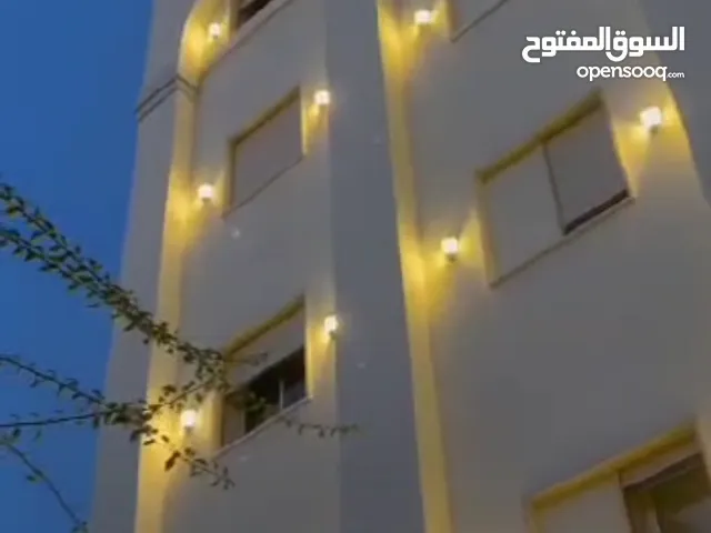 عماره 6 أدوار وكل دور في شقه وفيها ناقل كهربائي ومولد لي 6 أدوار مكان الضهره