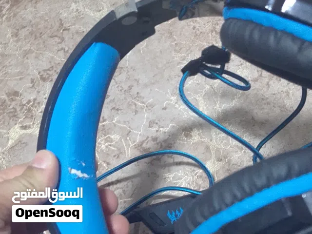 سماعه جيمينغ للبيع صوتها بصلاه ع النبي كثير عالي وفيها تشققات من فوق جهه الرأس بس مش مأثره عليها