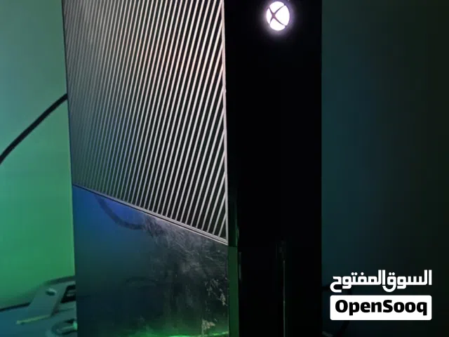 للبيع اكس بوكس ون نظيفه مع كامل اغراضها