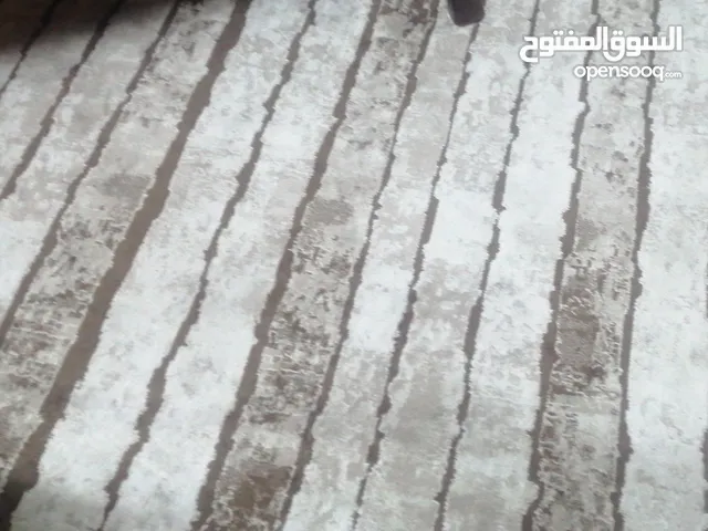 سجاد تركي بحاله جيده جدا لون بني وبيج قياس 200 _290