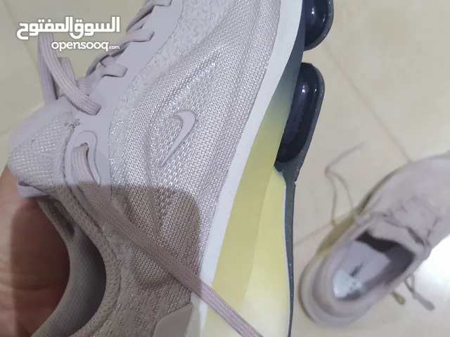 Basket original Nike air Max Versaire femme , pointure 40 حداء نسائي رياضي اصلي نمرة 40