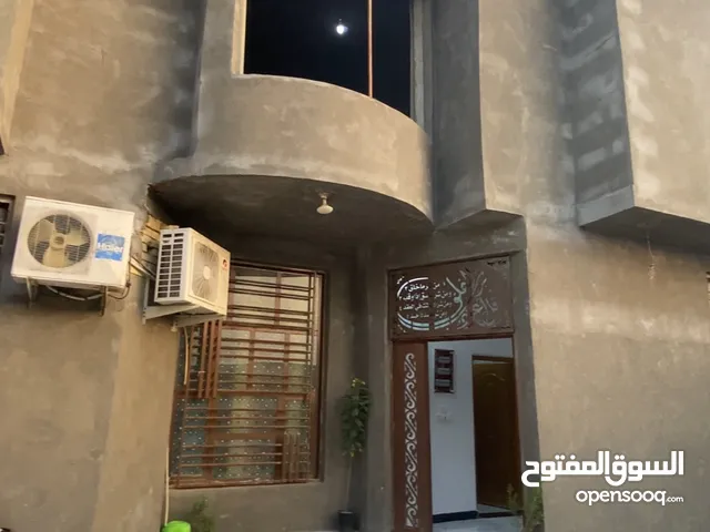 بيت قاطين عله شارع تبليط مساحه 300 متر طابقين