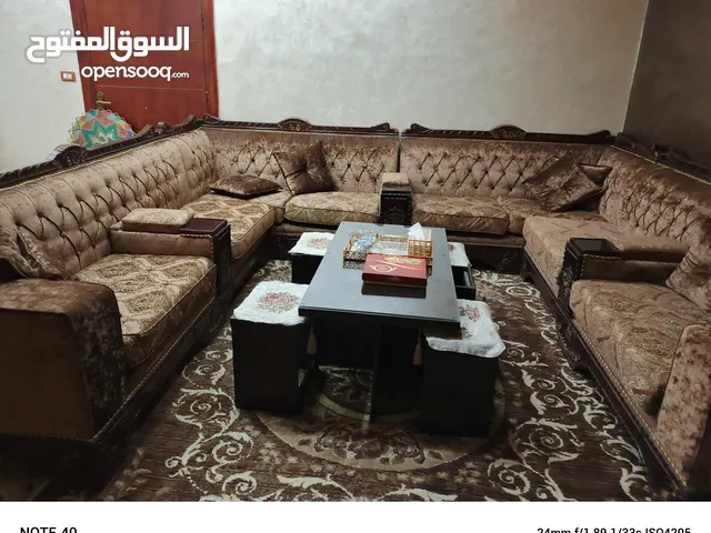 غرفه الضيوف تفصيل خشب زان مع سجاده مع طاوله الوسط ومرفقاتها مع طاولتين وسط كبار مع غرفه سفره