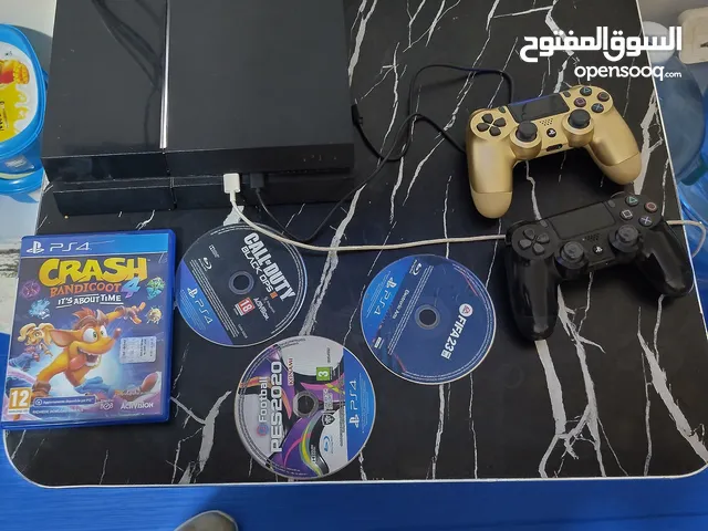 بلاي ستيشن 4 للبيع بسعر 600 درهم مع اثنين يد واربعه لعب