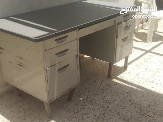 طاولتين وحدة خشب والتاني مكتب حديد ثقيل