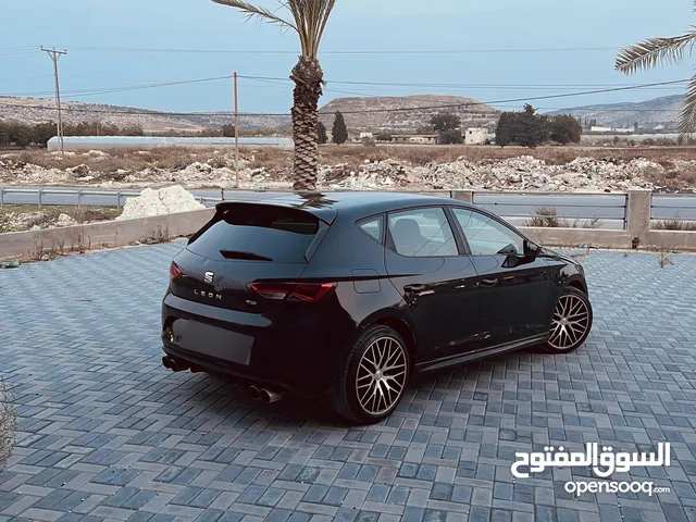 Seat leon بالكراتين