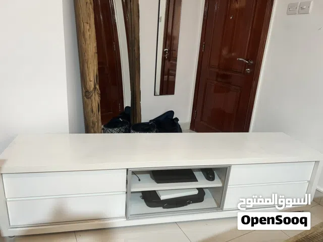 طاولة تلفزيون .