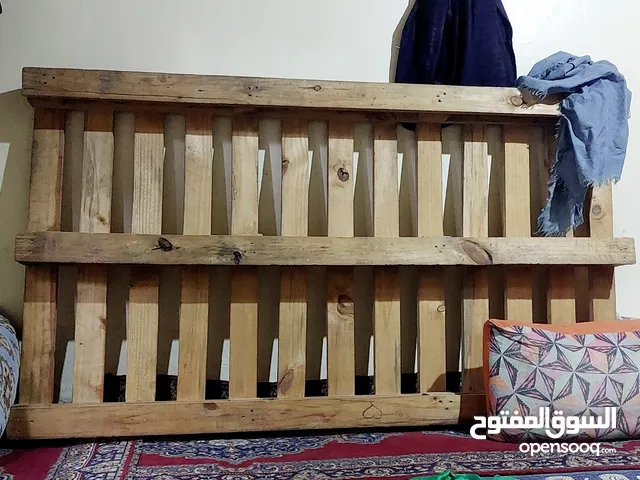 قاعدة خشبية