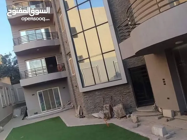 ....ڤيلا للبيع الترا مودرن في العبور من حيث التصميم والتشطيب فى الحى السابع على حديقه 3 فدان وعل