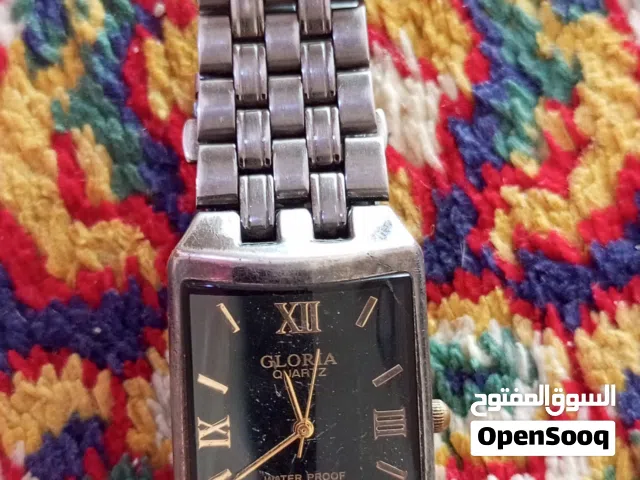 الساعة التي لديك هي من ماركة GLORIA، والمكتوب على الخلفية يوضح بعض مواصفاتها الأساسية.