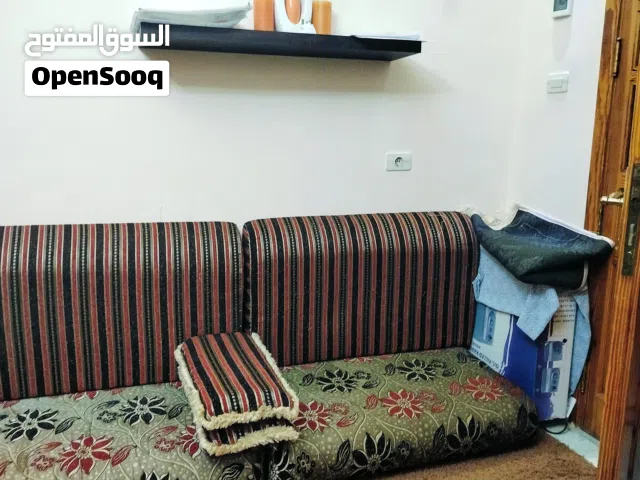غرفة جلوس ارضية للبيع مع الستار و الطاولة