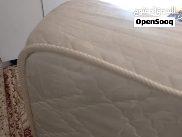 .فرشه مفرد ونص بحاله ممتازه للبيع قابل للمراعاه