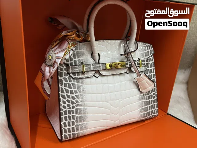 يا هلا بالكشخة ! شنط نسائية راقية بلمسة ملكية وأسعار "ما تتفوت" جودة ولا غلطة فخامة تضاهي الأصلية