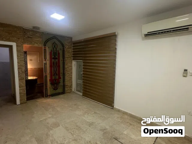 غرفه ومطبخ وحمام شامل ميه وكهربا والانترنت وصيانه الخوير خلف مطعم الضيعه اللبنانيه وركن الشاي وقريب
