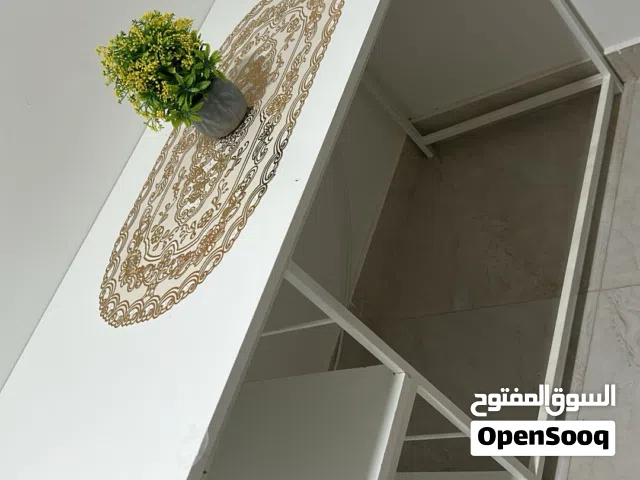 طاوله حديد مع رفوف