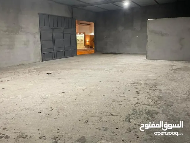 هنقر للايجار يمشي مخزن او ورشة او اي نشاط تجاري في سوق الجمعة بقرب من سمافرو اولاد الحاج