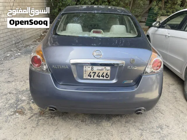 2011 نيسان التيما Standard