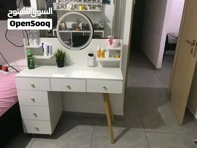 بيرو مكياج عصري مع مرآة LED مضيئة بيرو أنيق يضيف لمسة فخامة وترتيب لغرفة نومك تصميم عملي