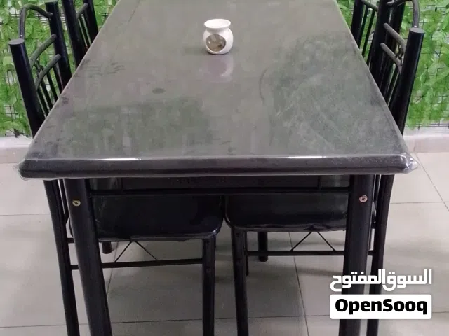 طاولات مطعم مع كراسي