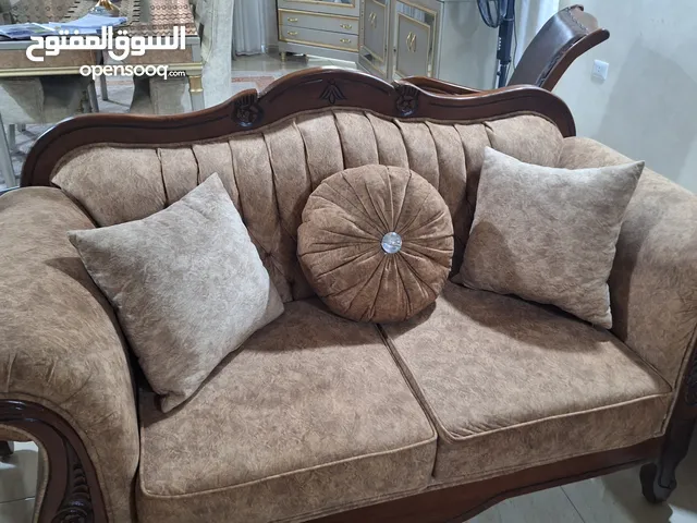 طقم كنب نظيف جدا و نوع الخشب نظيف جدا للبيع ب سعر طري جدا و قابل للتفاوض ب سعر معقول