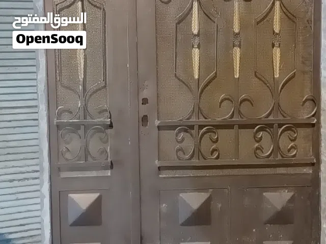 ابواب حديد ثقيله عدد 3 تفصيل  الباب الابيض  ارتفاع 220 بعرض 130 الباب البني   ارتغاع 2