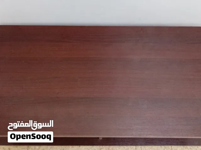 طاولة وسط مع رفوف تخزين بالاسفل – بحالة جيدة جداً ( لون بني )