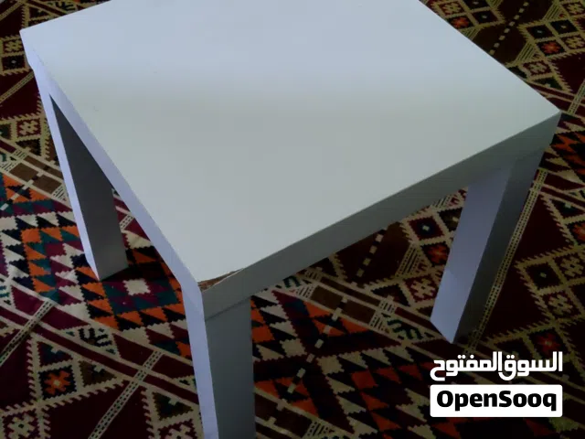 للبيع: طاولتين من إيكيا باللون الأبيض، بحالة جيدة. الأبعاد: طول 55 سم، عرض 55 سم، ارتفاع 55 سم.