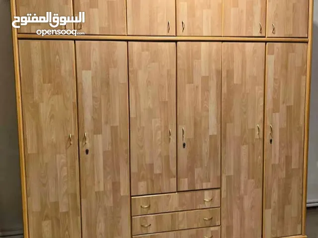 غرفة نوم تتكون من خزانة خشب لاتي فرمايكة  تواليت فرمايكة  وكمدينة  وتختن مفرد خشب زان