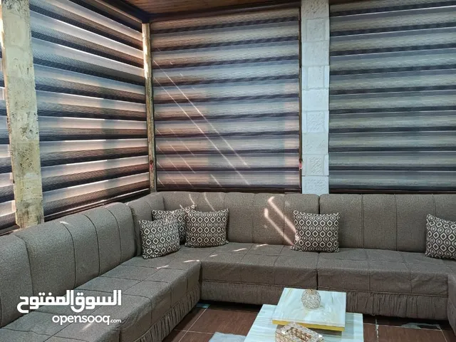 طقم كورنر و جلسة تفصيل شبه الجديد / اباجورات ثقيلة مقاس200*160 تركي ثقيل / طاولة شاشة ، برواز زجاج