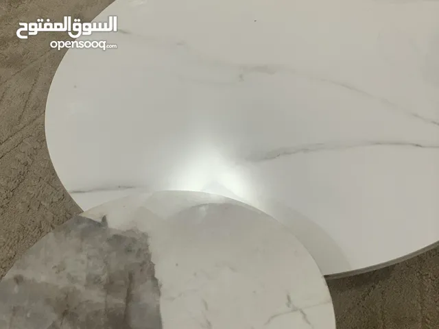 طاوله للبيع جديده غير مستعمله يشهد الله جايه من برا مخبششه فاها خبش بسيط