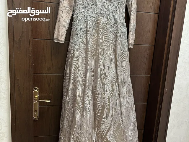 فستان خطوبة لون زهري مع فضي للبيع الحالة جيدة جداً الفستان مناسب للحجاب مبطن كامل