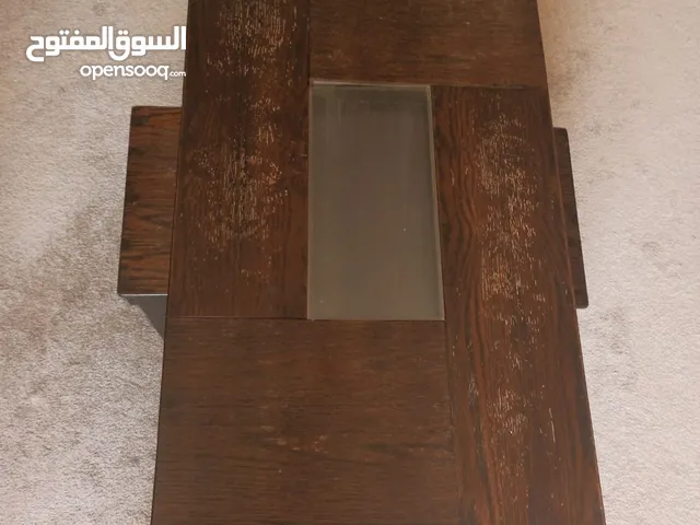 طاولة وسط مع أربع طاولات