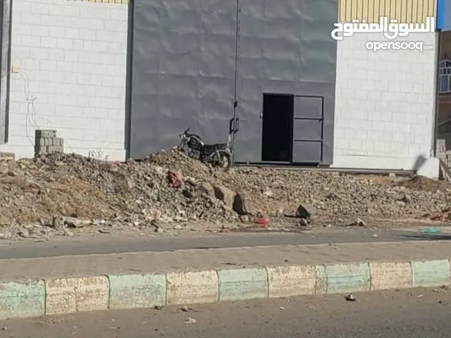 يوجد معي هناجر ومحلات وارضي واسعه لليجار