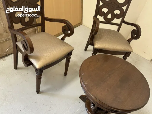 2 كراسي مع طاولة