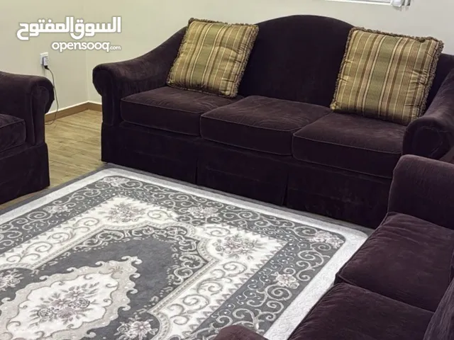 كنب تصميم امريكي نظيف جدا للبيع بسعر رمزي 1500ریال فقط ، البيع عاجل