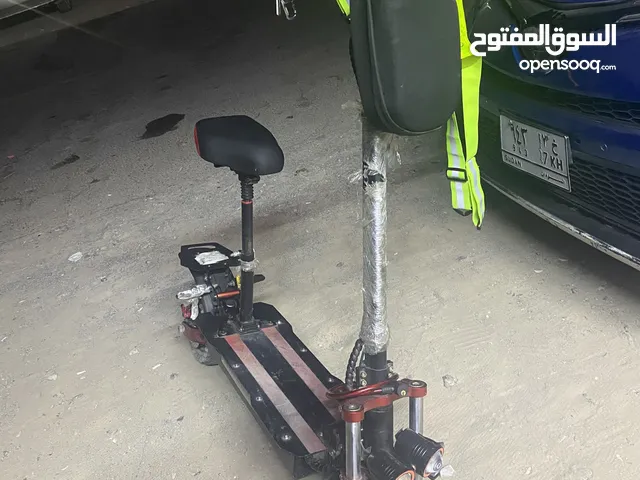 للبيع سكوتر كهربائي سرعه 90 تواير عريضه بطاريه قويه وضخمه مع جارج