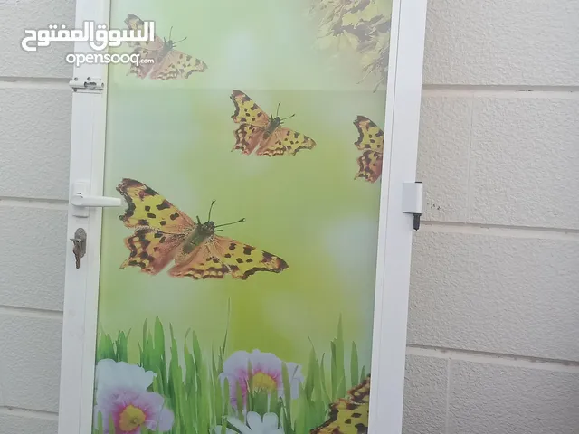 باب المنيوم عليه زجاج