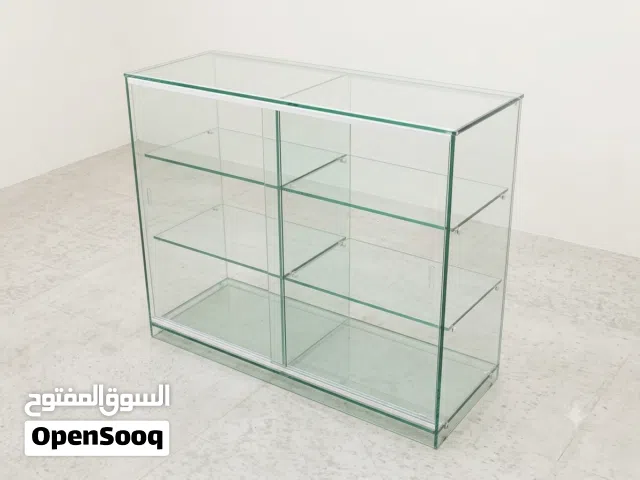 طاوله زجاجيّة بقاعده وجلاس المانيوم  مع ابواب سحابه