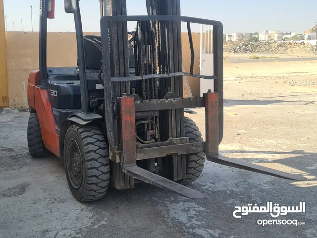 2011 Forklift Lift Equipment in Al Dakhiliya