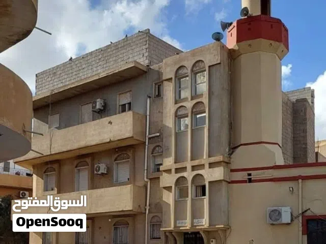 منزل موقع تجاري  يصلح شقق فتدقية بجانب جميع الخدمات والمرافق